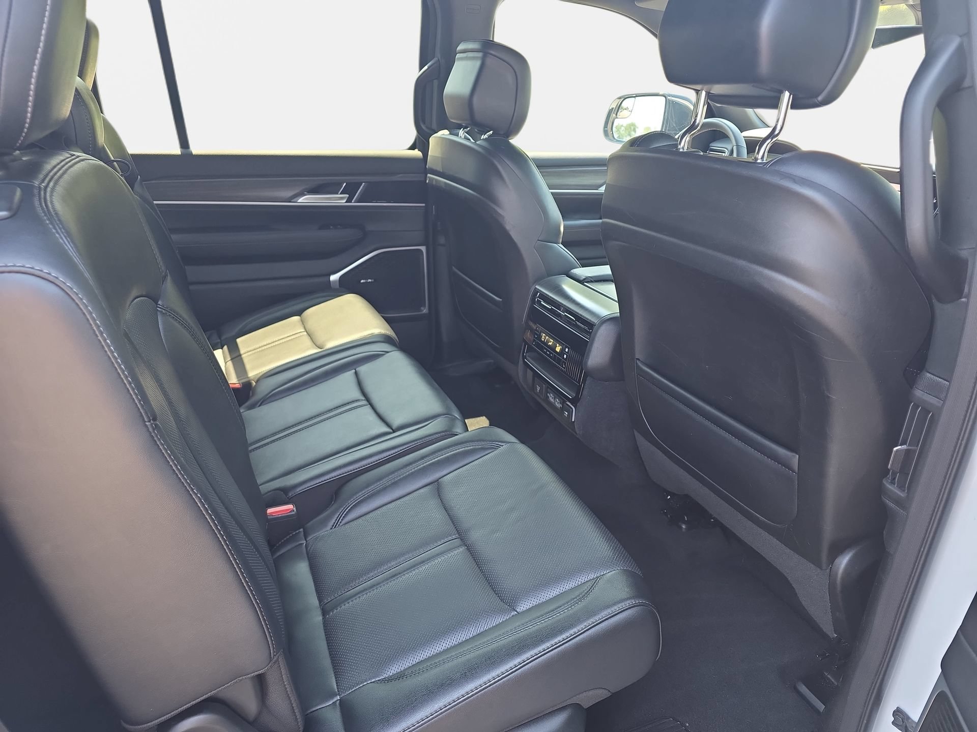 Used 2024 Jeep Wagoneer Series II w/ Flexible Seating Group RWD image 11