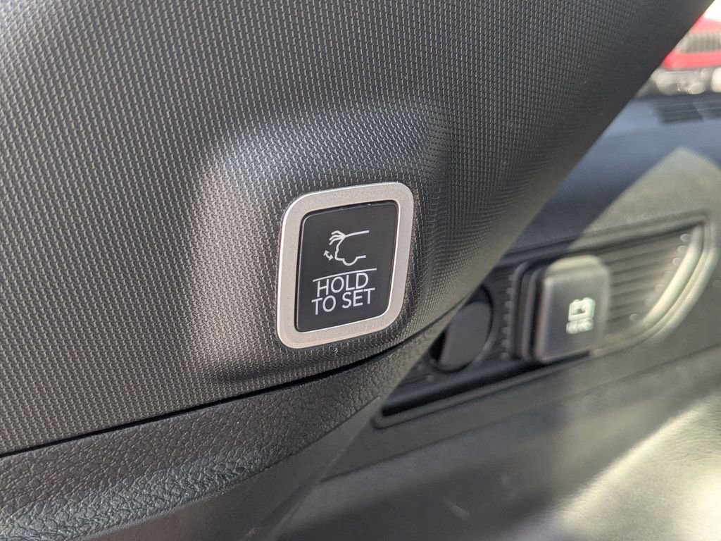 Used 2025 Jeep Grand Cherokee Limited w/ Luxury Tech Group II image 31