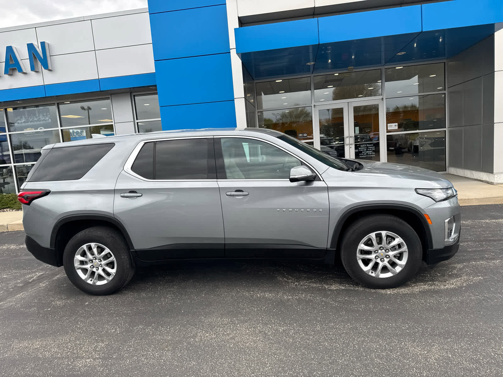 Used 2023 Chevrolet Traverse LS w/ Safety Package AWD/4WD image 2