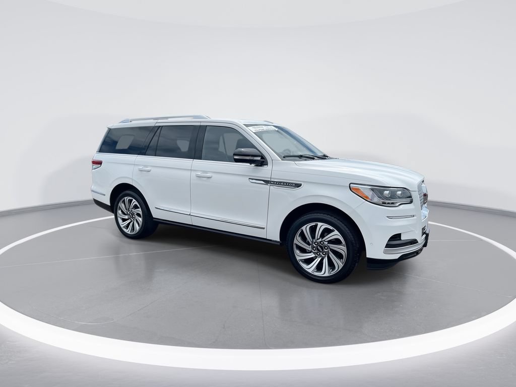 Used 2022 Lincoln Navigator Reserve AWD/4WD image 2
