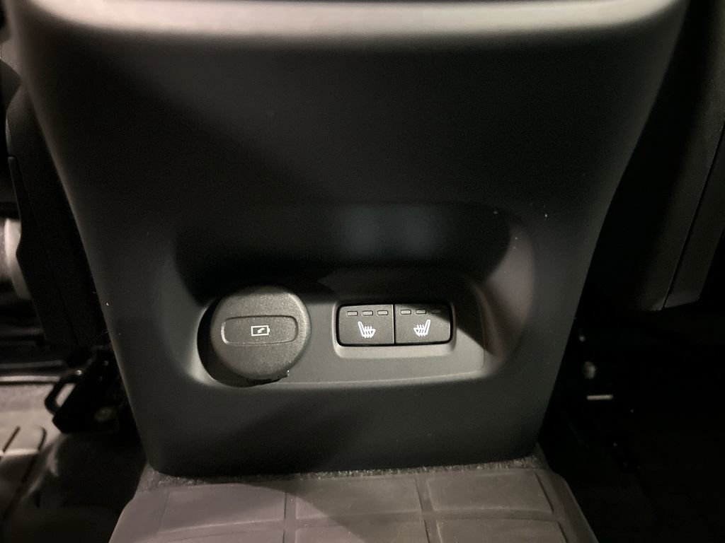 Certified 2023 Volvo XC40 B5 Plus w/ Protection Package Premier image 24