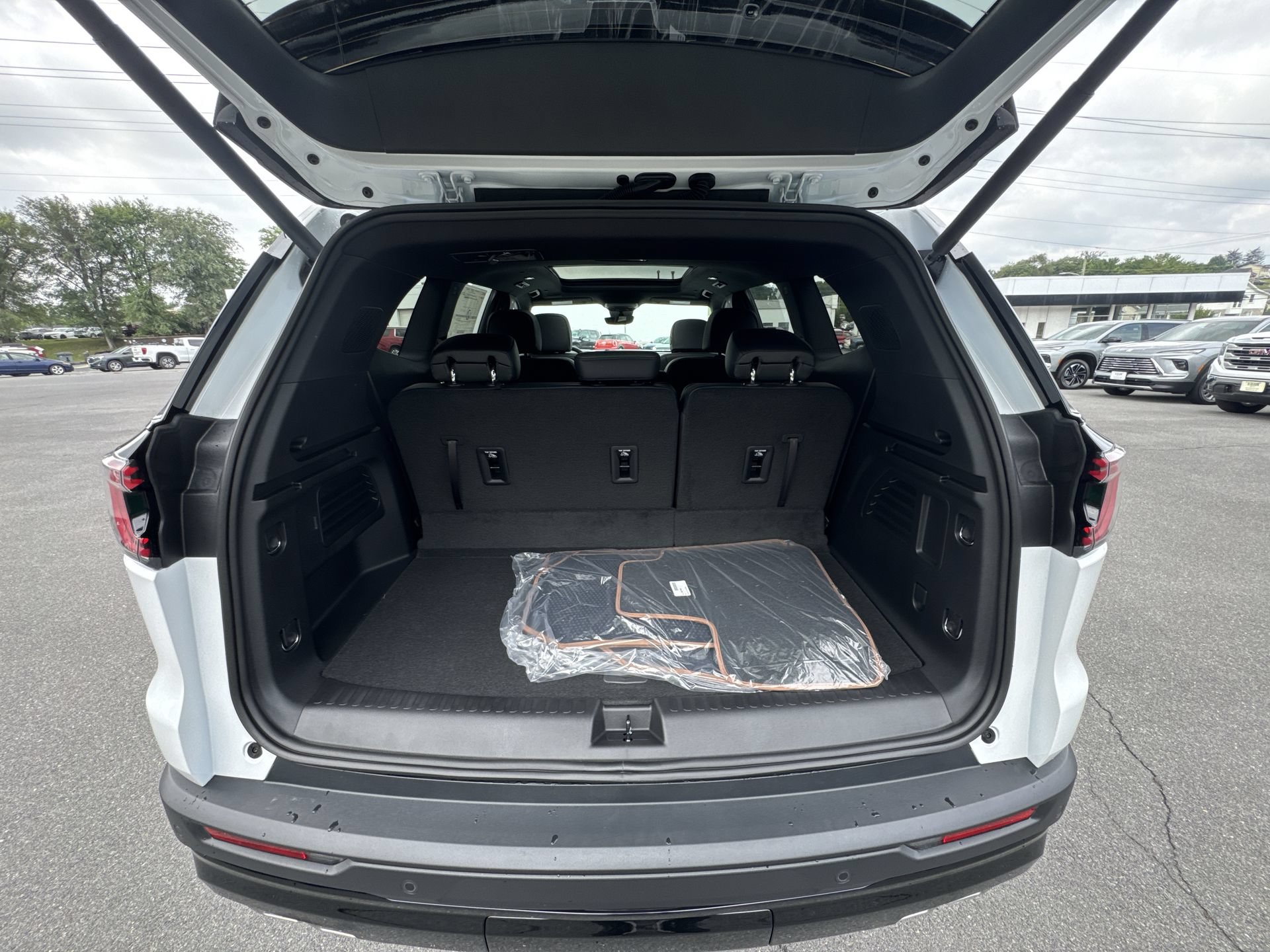 New 2026 GMC Acadia AT4 w/ Luxury Package AWD/4WD image 21
