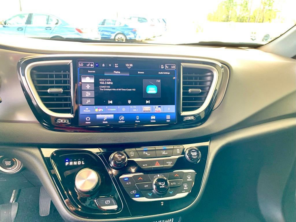 Used 2025 Chrysler Pacifica Select image 18