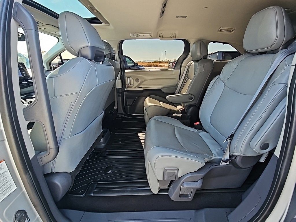 Used 2021 Toyota Sienna Limited image 14