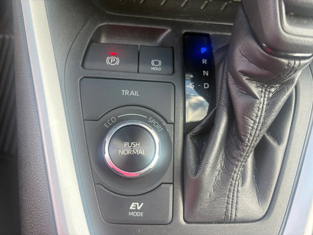 Used 2021 Toyota RAV4 XLE w/ Convenience Package AWD/4WD image 17