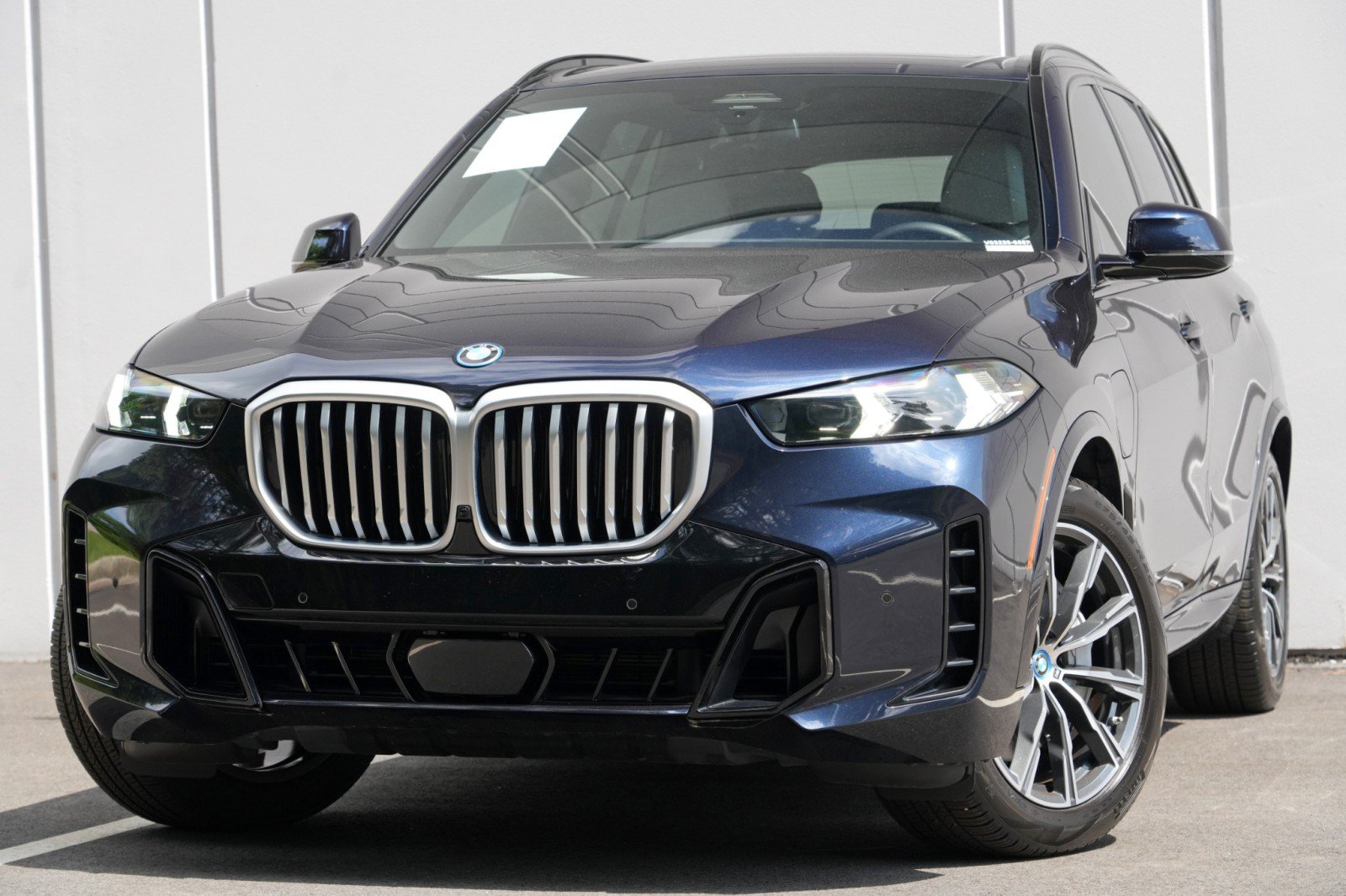 Used 2024 BMW X5 xDrive50e w/ M Sport Package AWD/4WD image 3