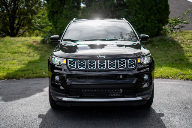 Used 2025 Jeep Compass Limited AWD/4WD image 2