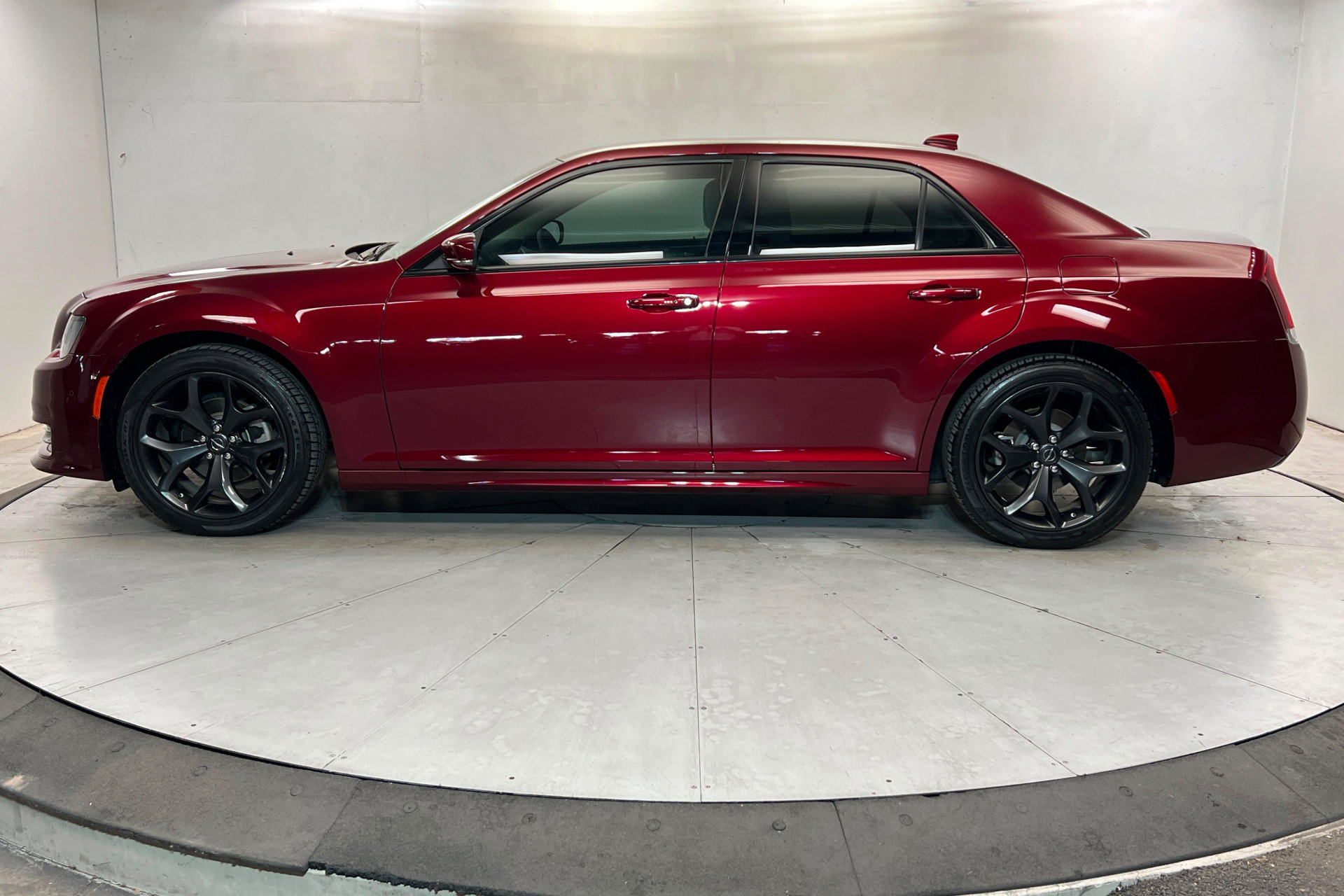 Certified 2022 Chrysler 300 Touring L w/ Comfort Group RWD image 2