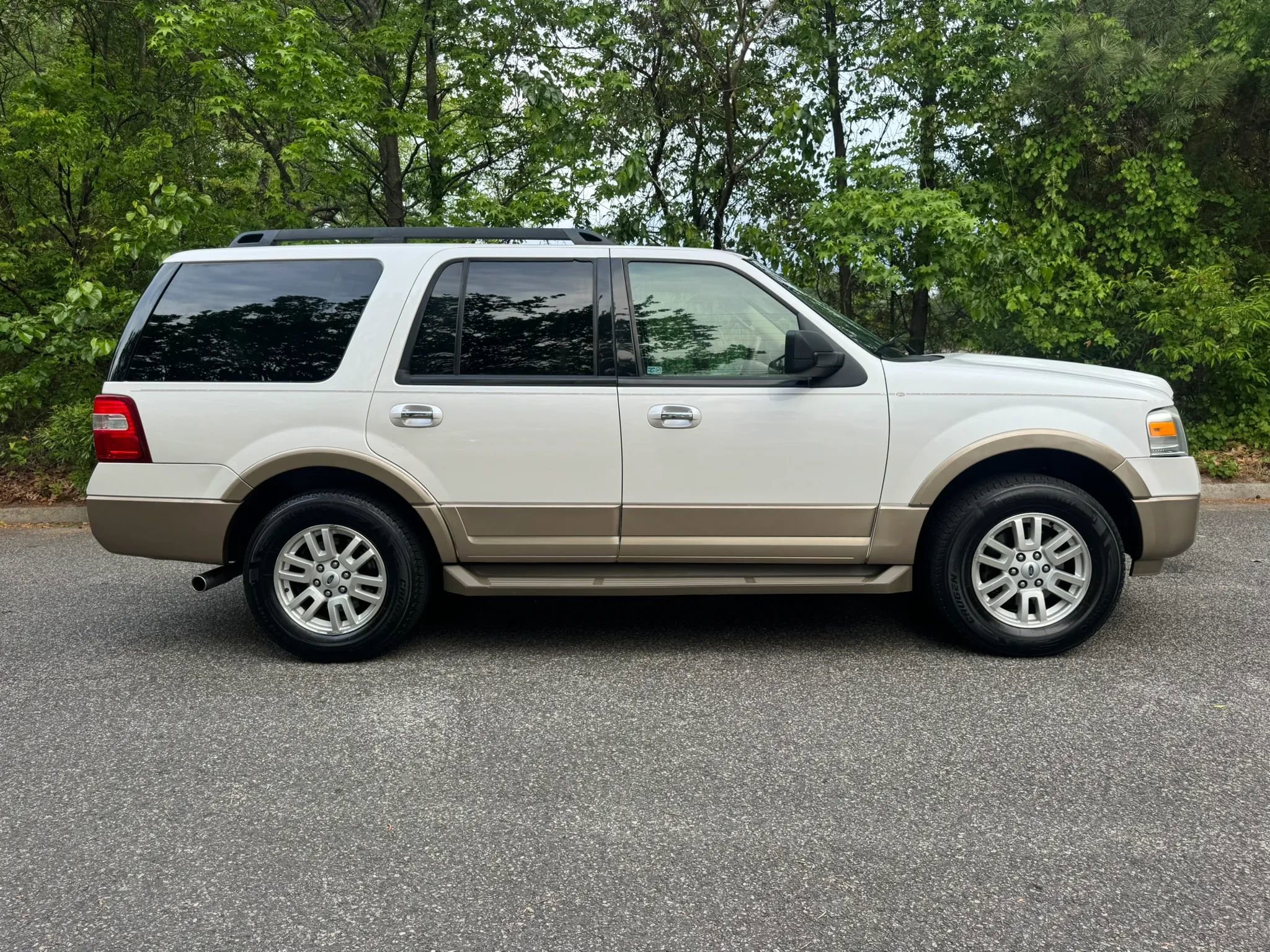 Used 2014 Ford Expedition XLT w/ Equipment Group 202A AWD/4WD image 4