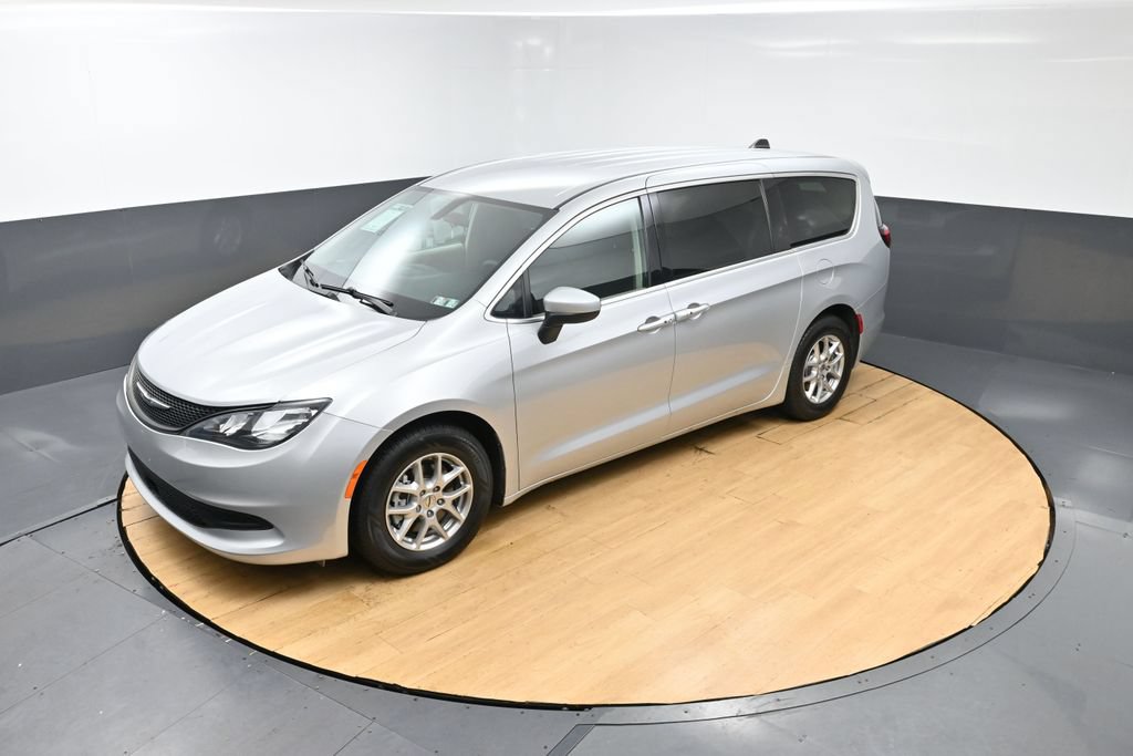 Used 2022 Chrysler Voyager LX FWD image 3