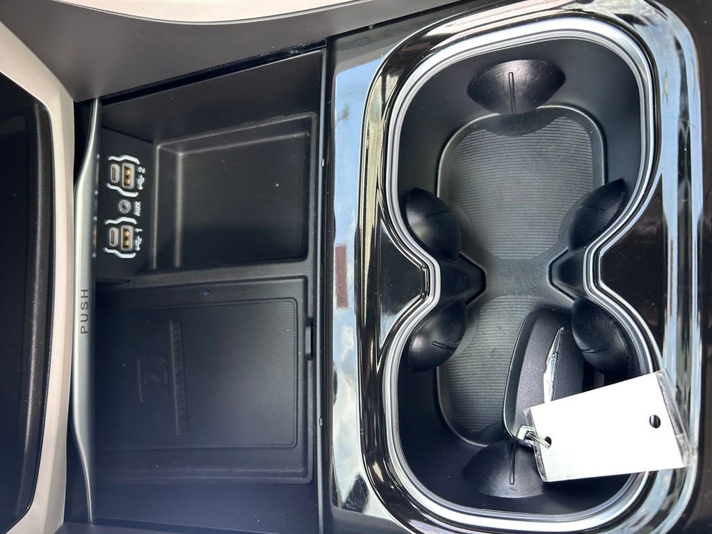 Used 2022 Chrysler Pacifica Limited FWD image 14