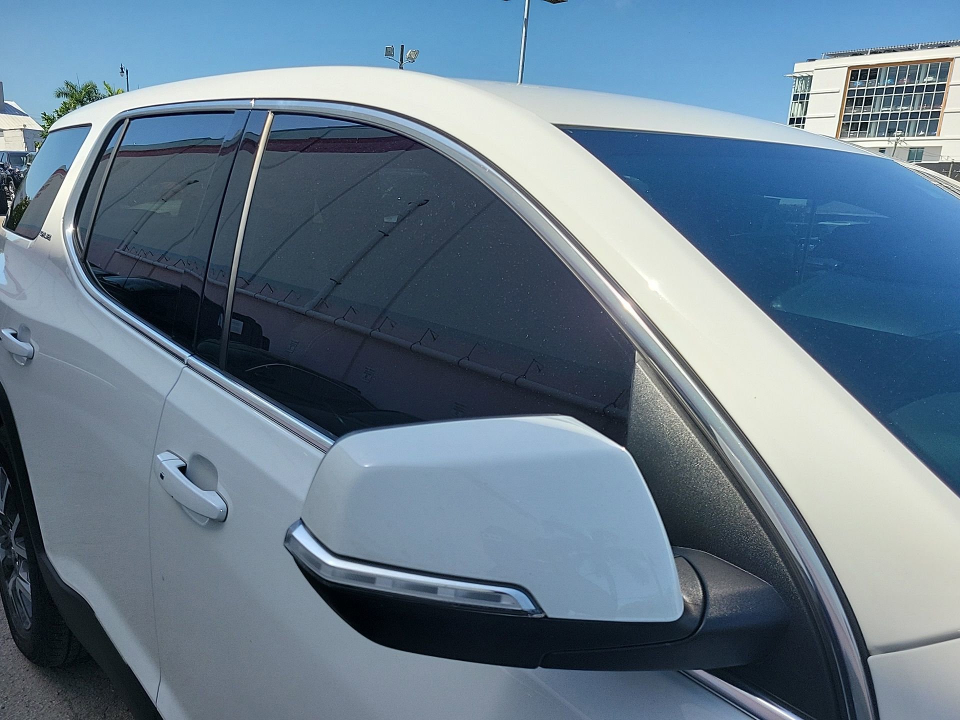 Used 2023 GMC Acadia SLE image 9