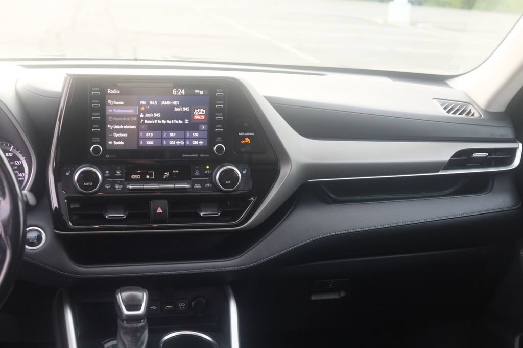Used 2021 Toyota Highlander XLE AWD/4WD image 17