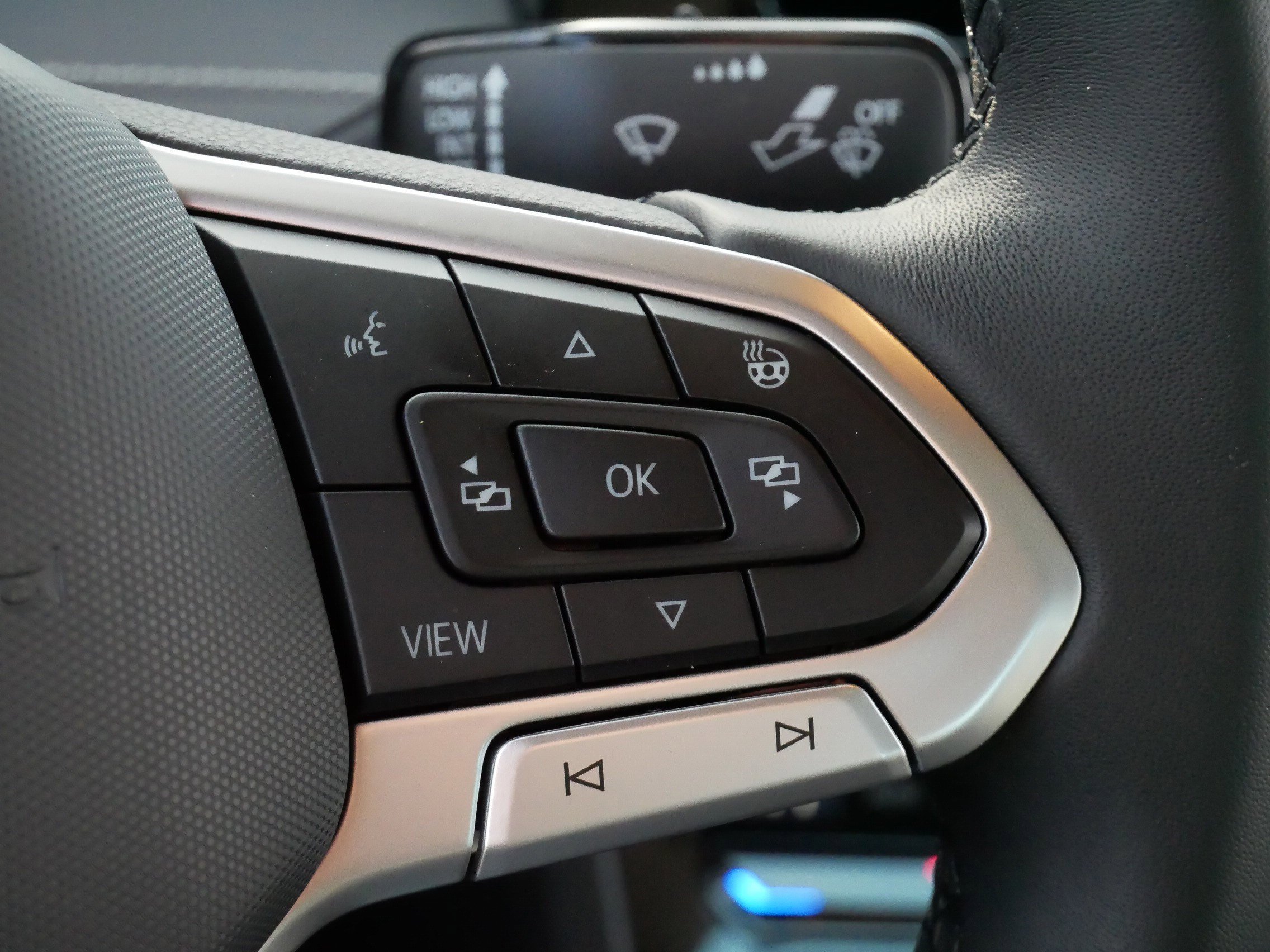 Certified 2025 Volkswagen Jetta SEL image 25