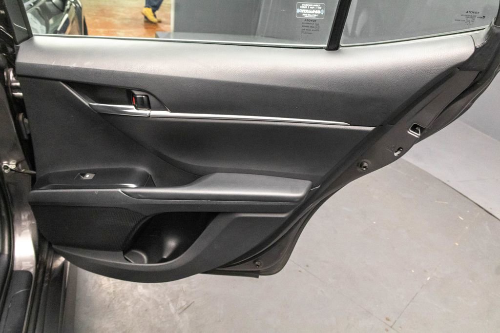 Used 2020 Toyota Camry SE w/ Moonroof Package image 29
