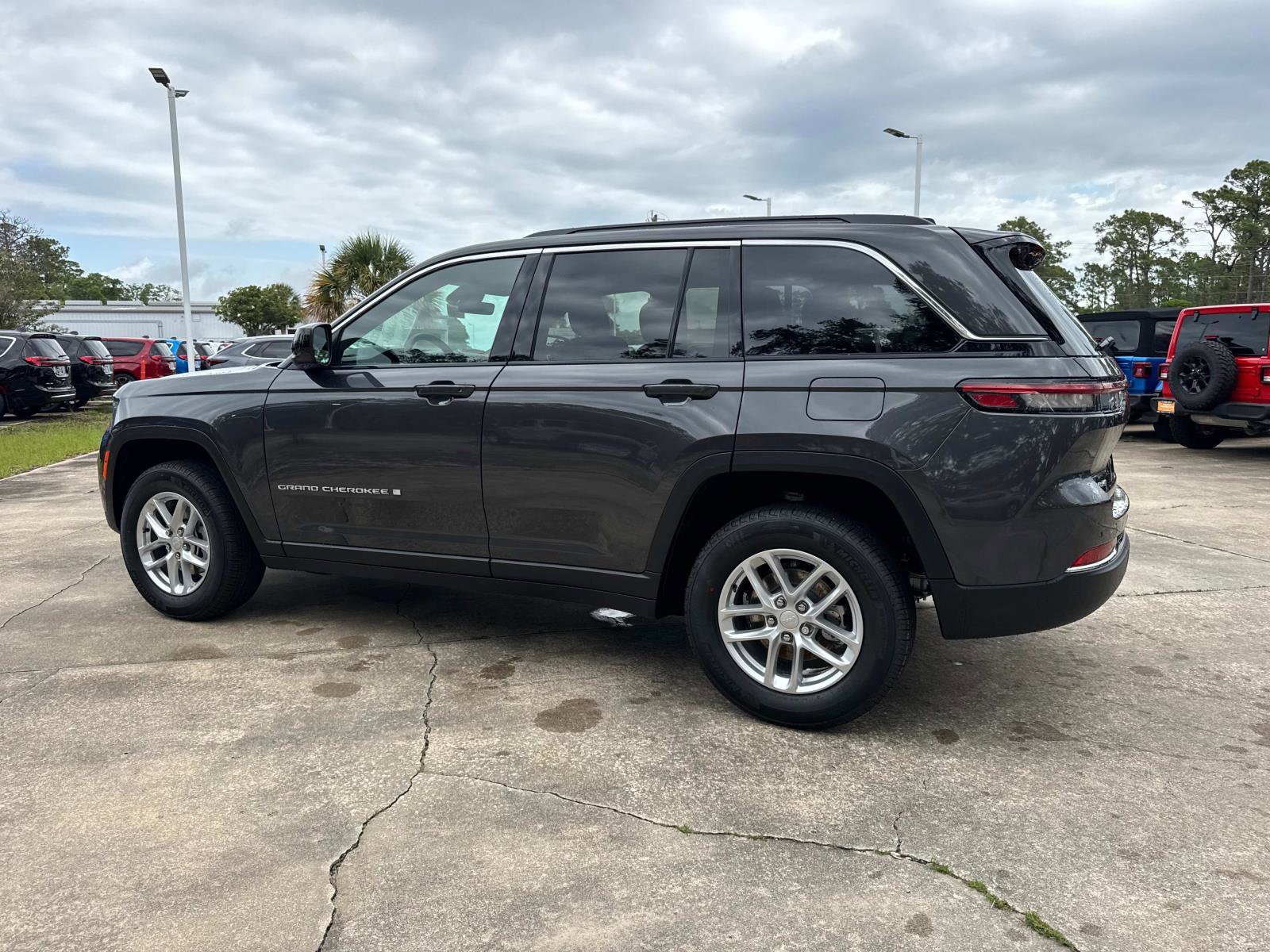 New 2026 Jeep Grand Cherokee Laredo w/ Trailer Tow Package AWD/4WD image 5