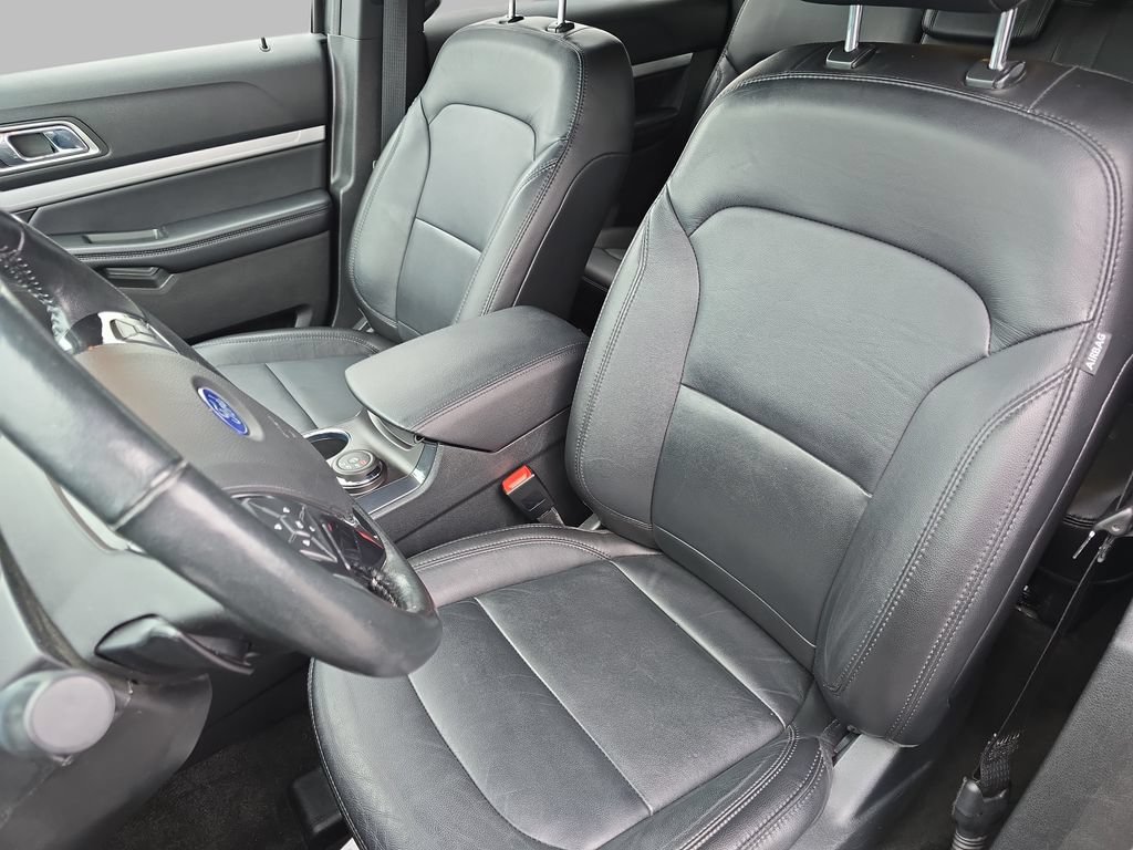 Used 2017 Ford Explorer XLT w/ Equipment Group 202A AWD/4WD image 17