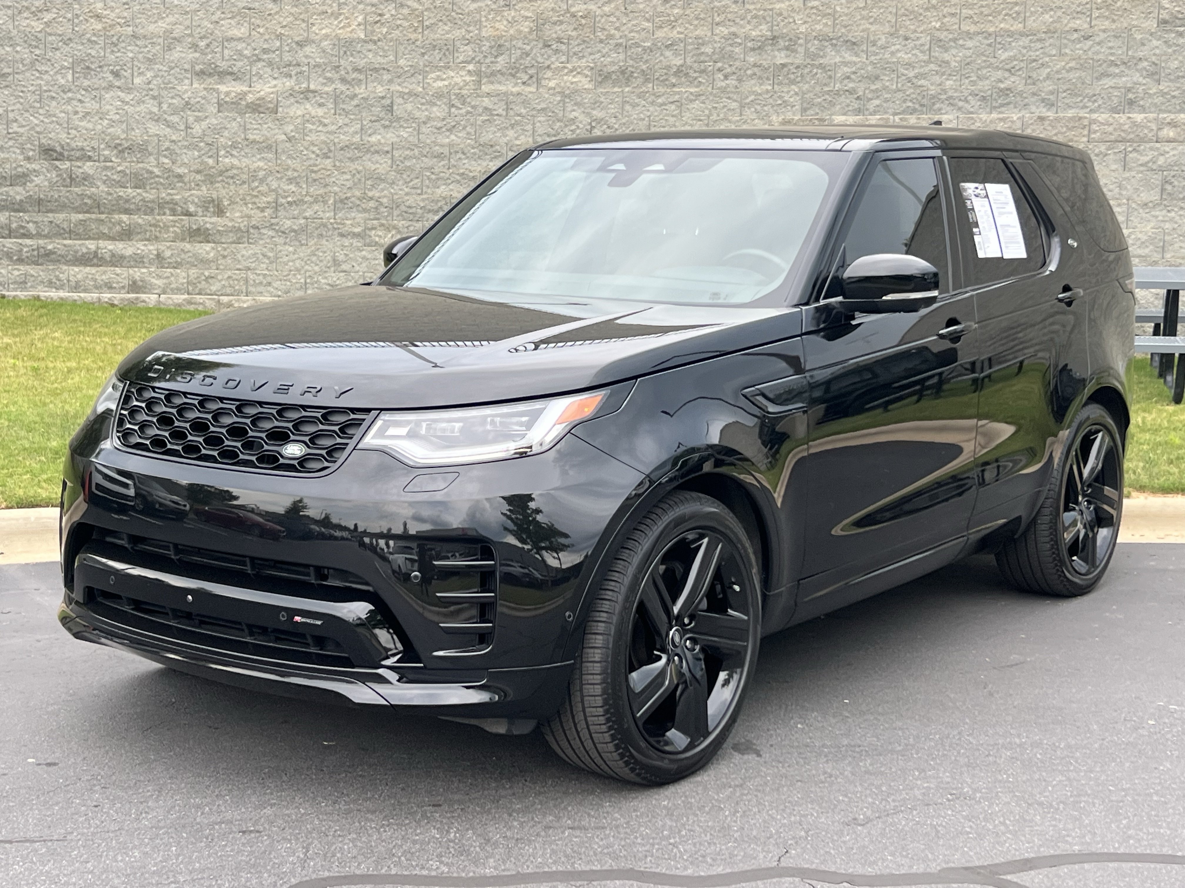 Certified 2023 Land Rover Discovery HSE R-Dynamic AWD/4WD image 2