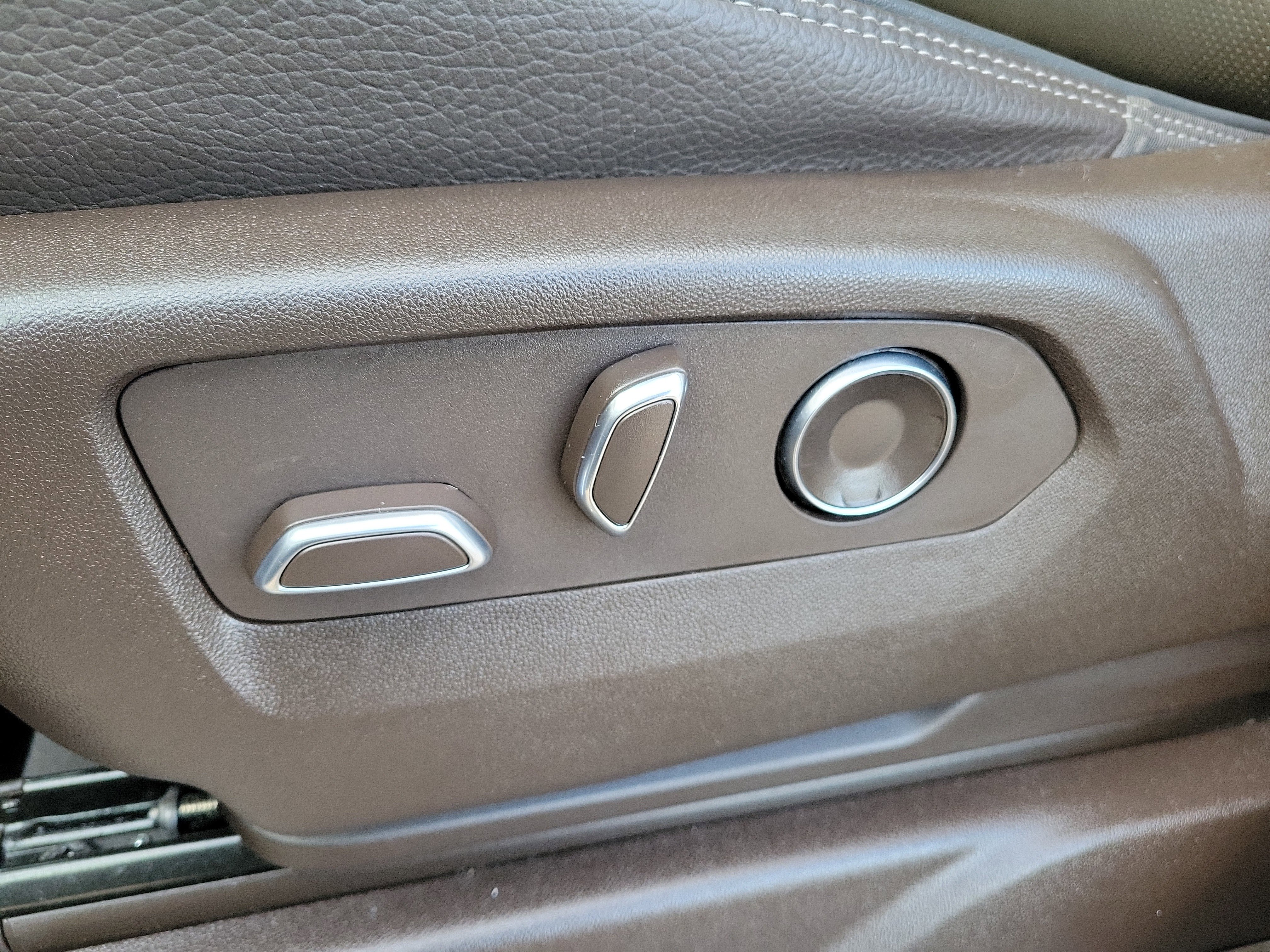 Used 2021 GMC Yukon Denali w/ Denali Premium Package image 15