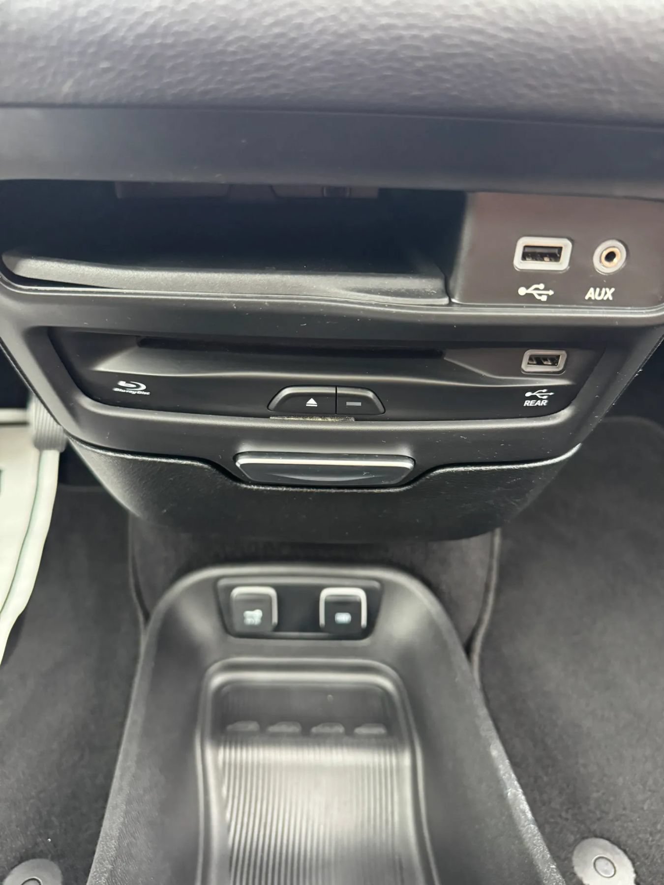 Used 2018 Chrysler Pacifica Limited w/ Tire & Wheel Group FWD image 58