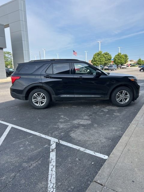 Used 2023 Ford Explorer XLT w/ Equipment Group 202A AWD/4WD image 3
