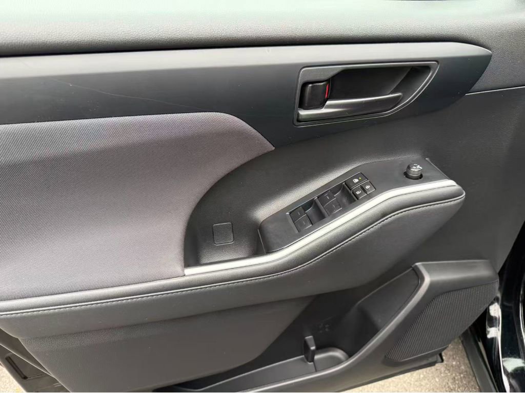 Used 2022 Toyota Highlander LE image 10