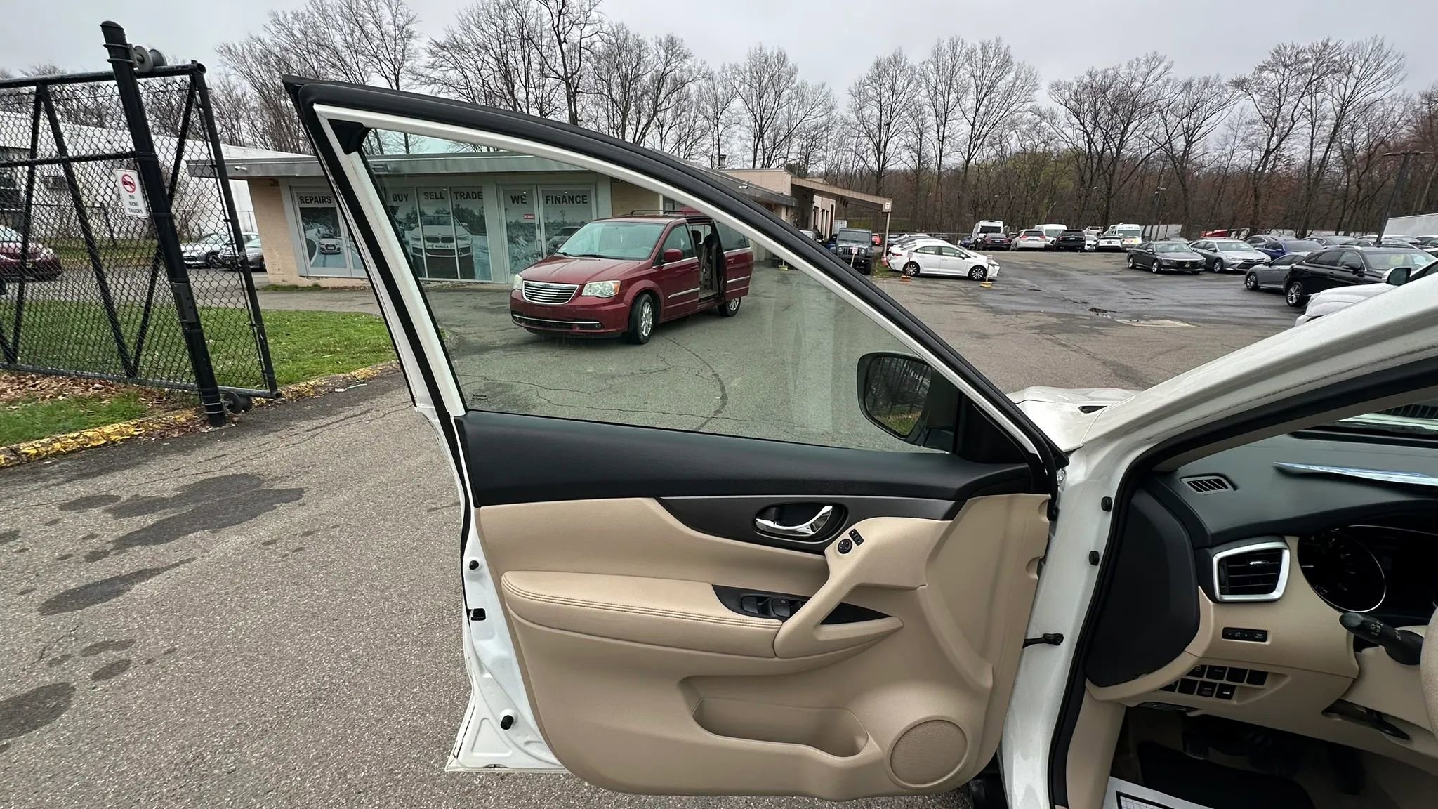 Used 2015 Nissan Rogue SV w/ SV Moonroof Package image 21