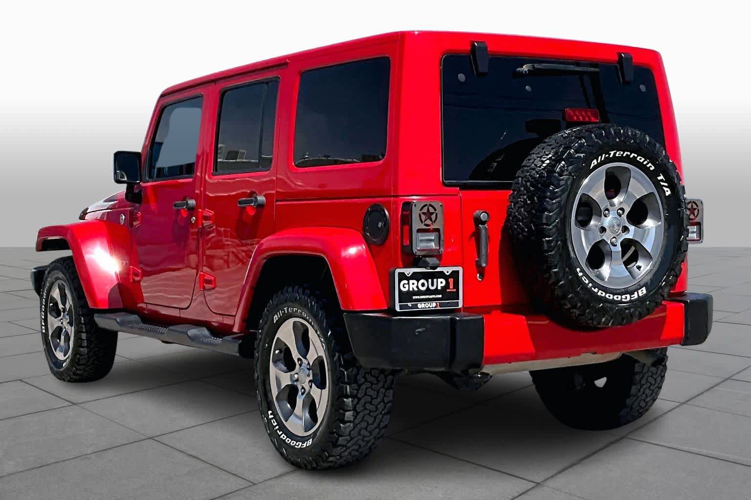 Used 2017 Jeep Wrangler Unlimited Sahara w/ Connectivity Group AWD/4WD image 11