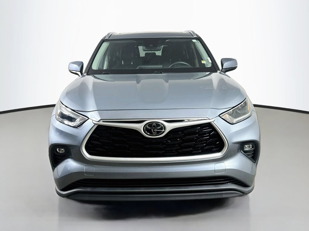 Used 2021 Toyota Highlander XLE FWD image 2