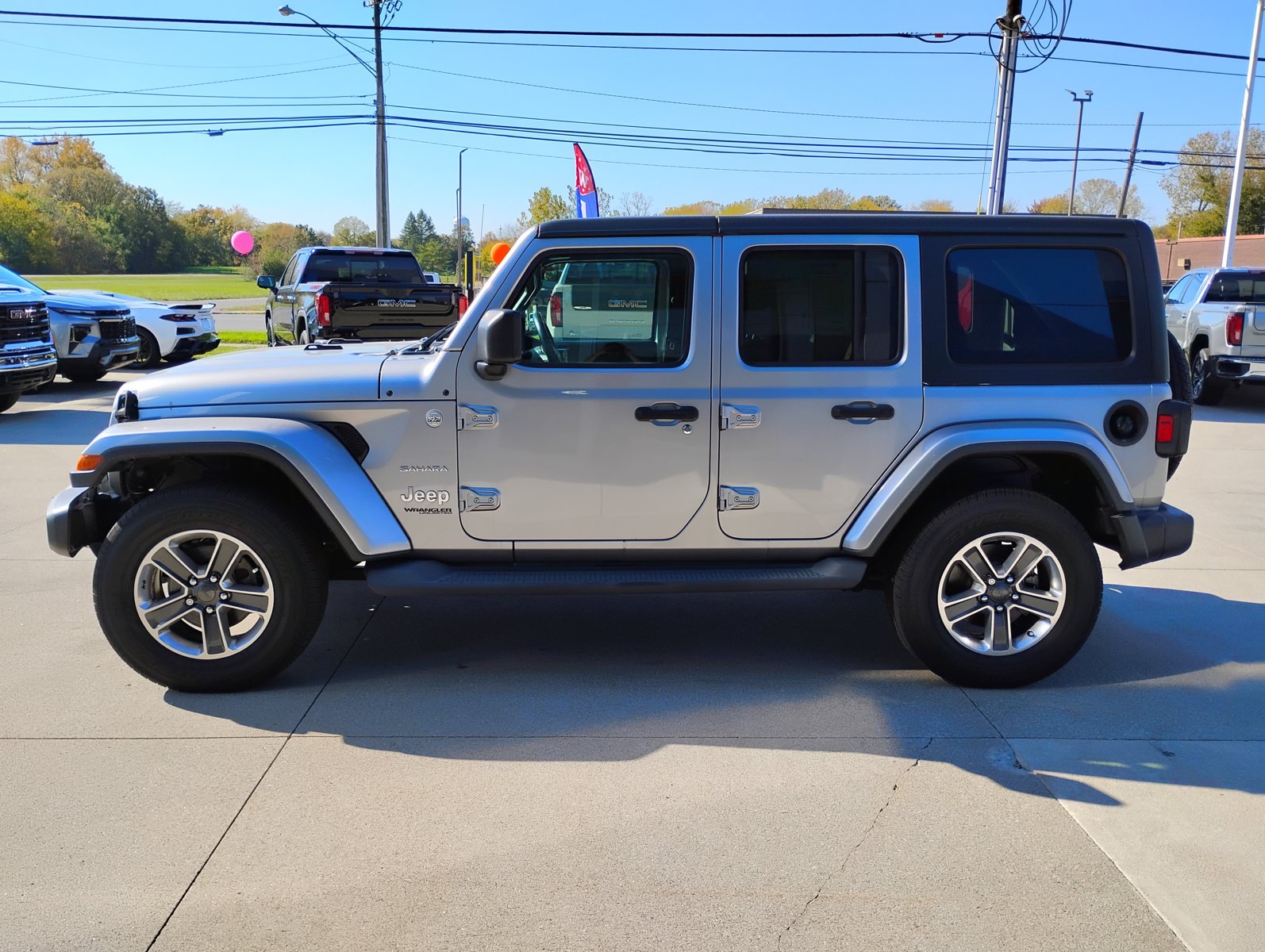 Used 2018 Jeep Wrangler Unlimited Sahara AWD/4WD image 12