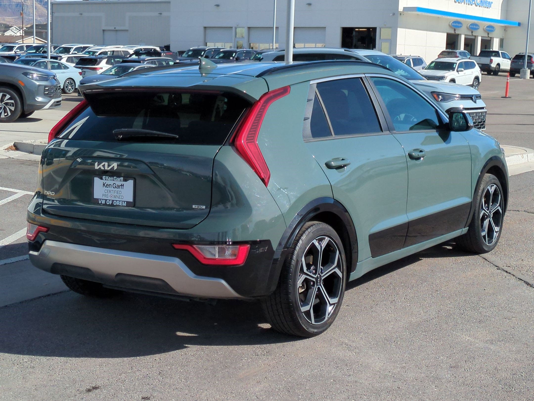 Used 2023 Kia Niro EX Touring image 3