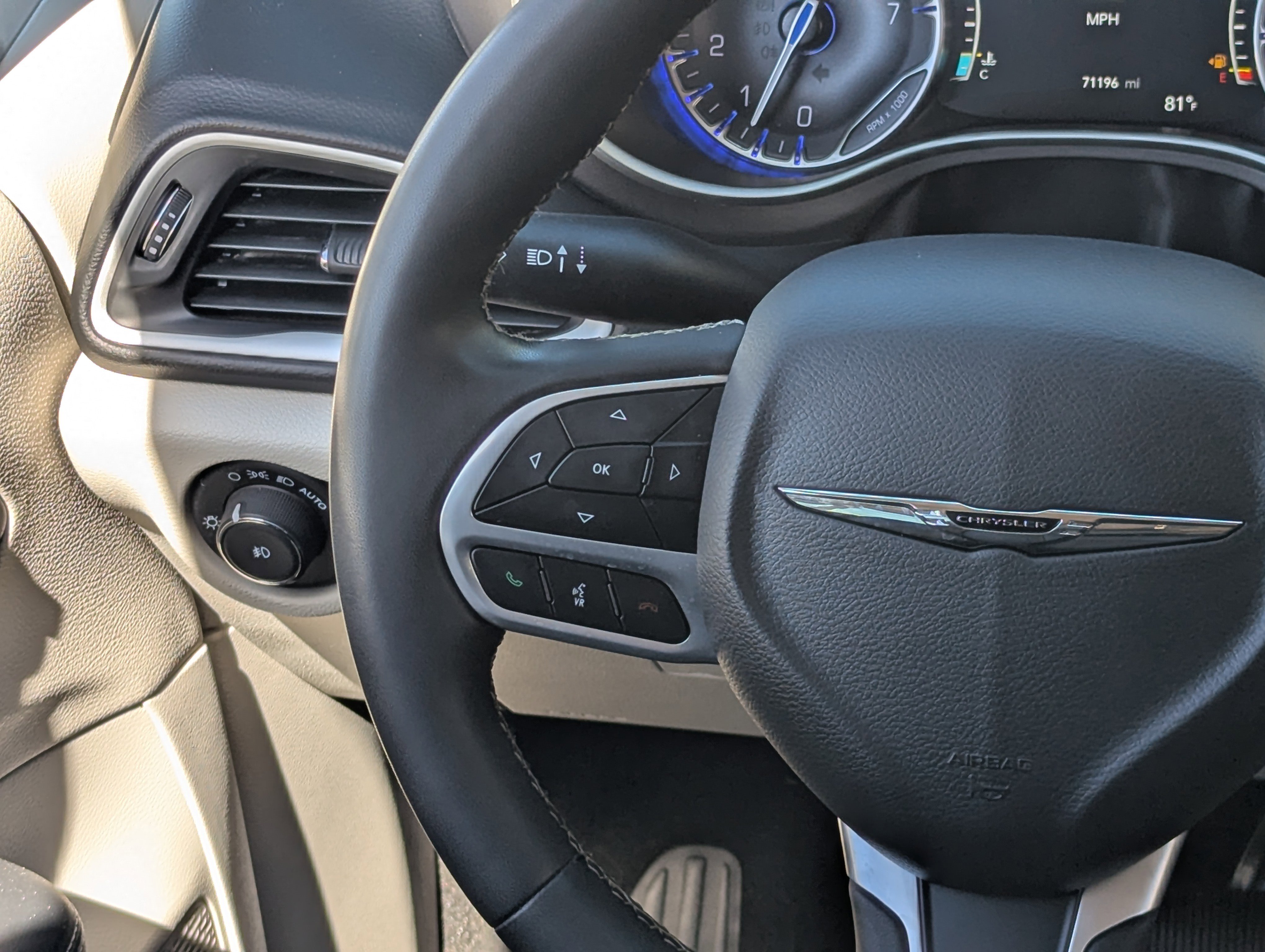 Used 2024 Chrysler Pacifica Touring-L image 17