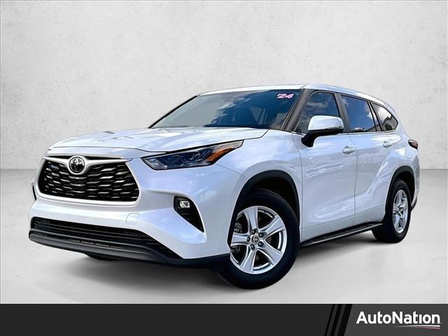Used 2024 Toyota Highlander LE FWD image 1