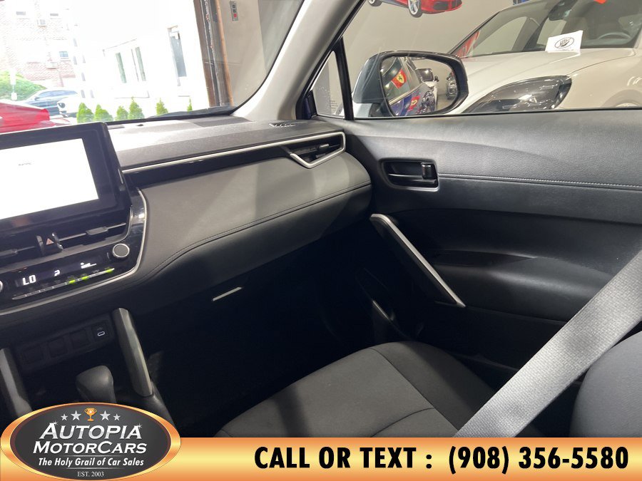 Used 2025 Toyota Corolla Cross LE w/ Moonroof Package FWD image 24