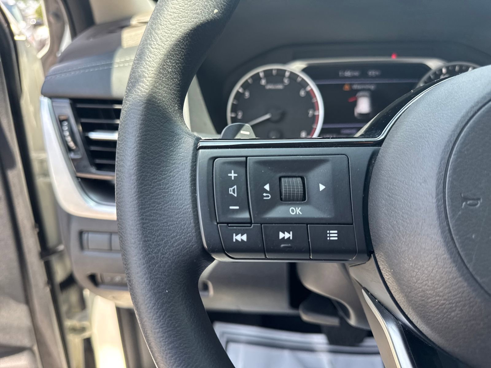 Used 2021 Nissan Rogue SV FWD image 16