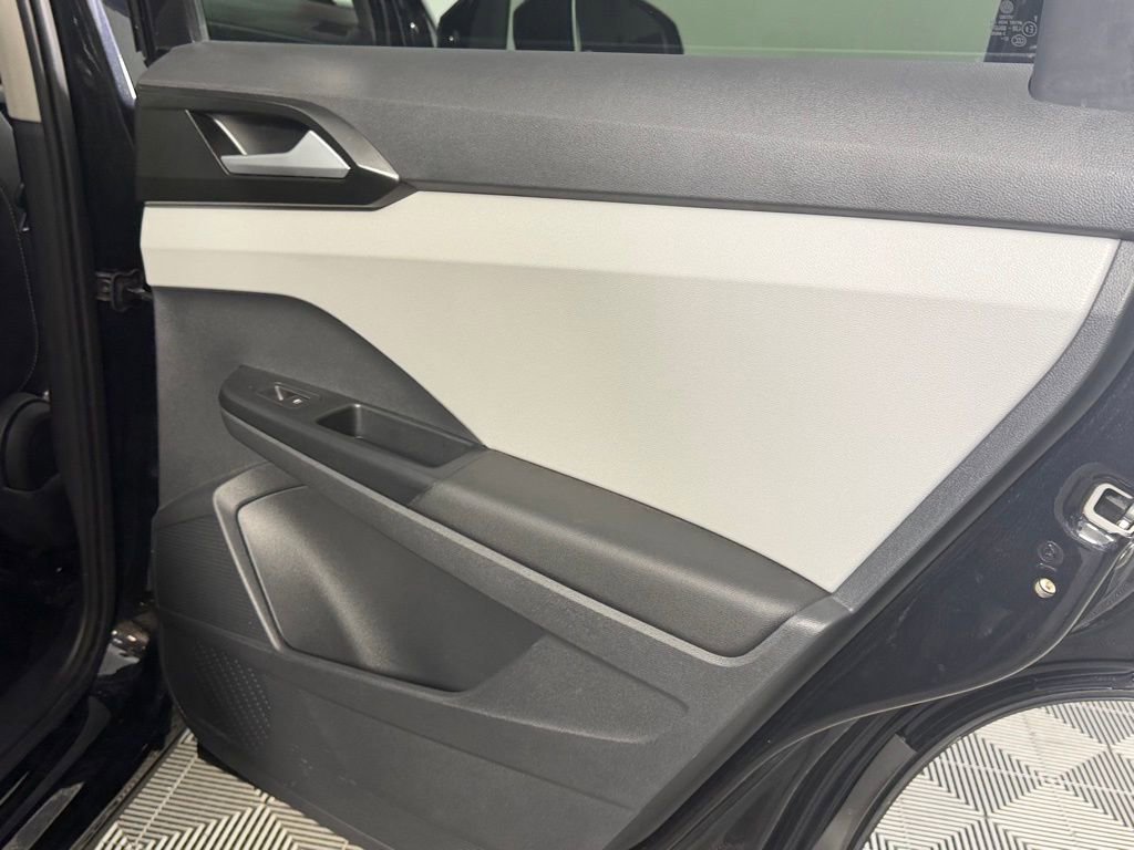 Used 2023 Volkswagen Taos SE w/ Panoramic Sunroof Package image 27