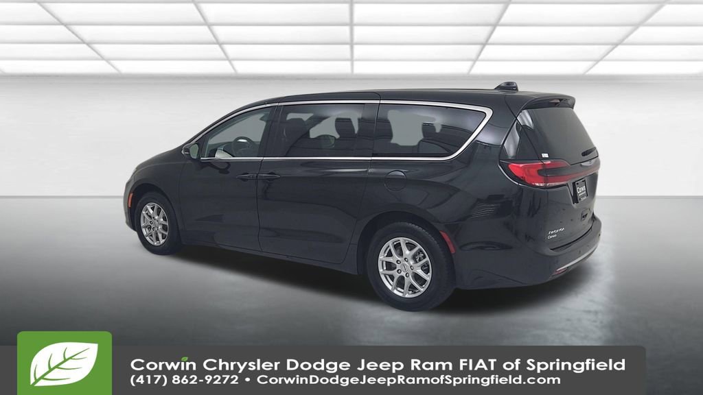 Used 2023 Chrysler Pacifica Touring-L image 10