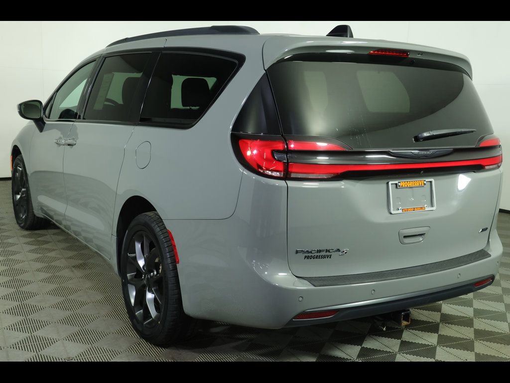 Used 2023 Chrysler Pacifica Touring-L w/ Uconnect Theater Family Group AWD/4WD image 6