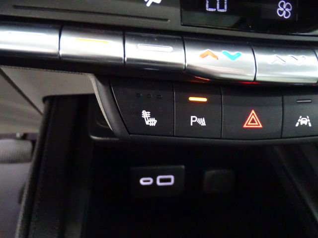 Certified 2023 Cadillac XT4 Luxury w/ Cold Weather Package image 14