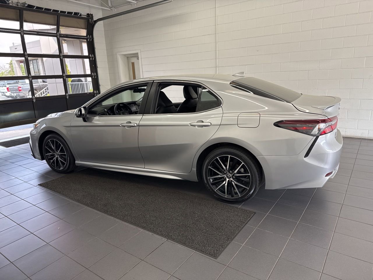 Used 2021 Toyota Camry SE FWD image 5
