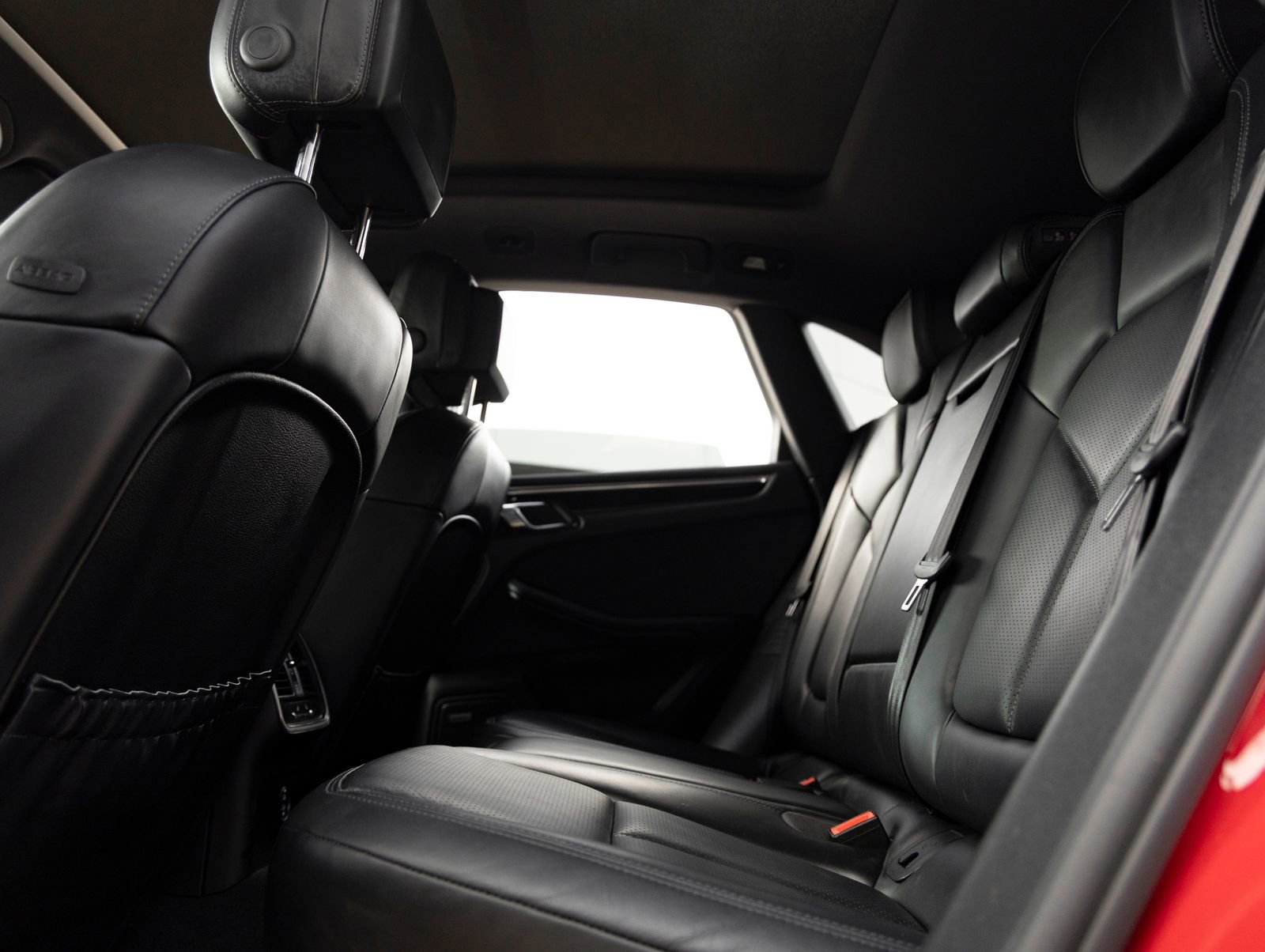 Certified 2024 Porsche Macan image 31