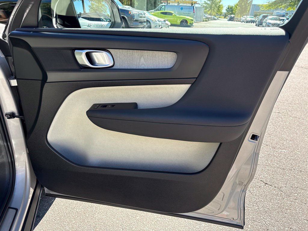 Used 2025 Volvo XC40 B5 Plus AWD/4WD image 38