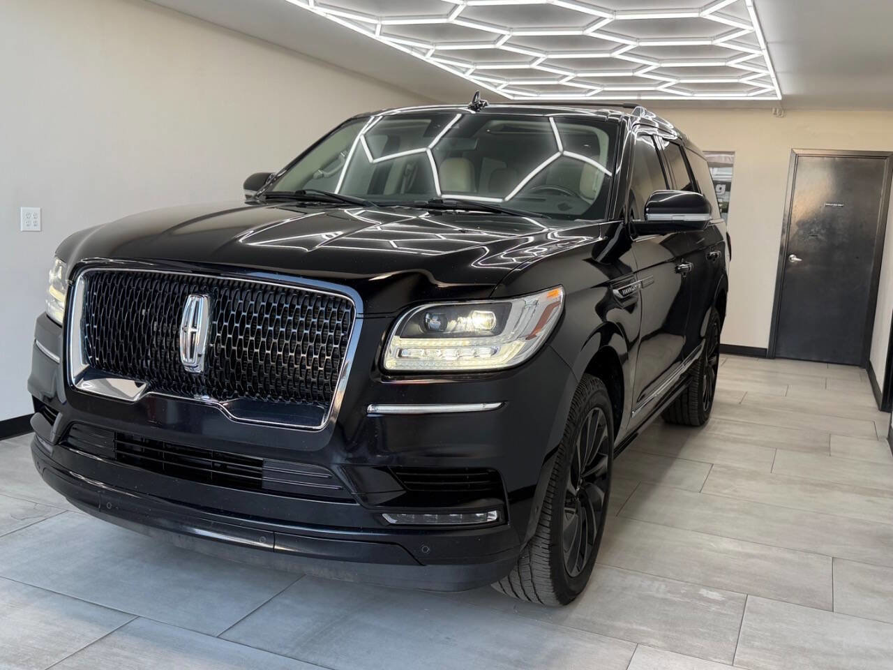 Used 2021 Lincoln Navigator Reserve AWD/4WD image 2