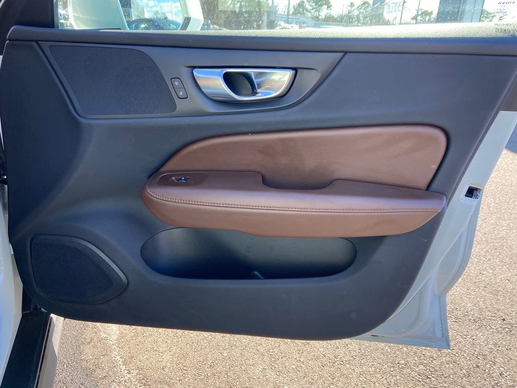 Used 2025 Volvo V60 B5 Cross Country Plus image 26