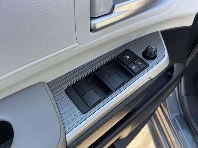 Used 2025 Toyota Sienna XLE image 19