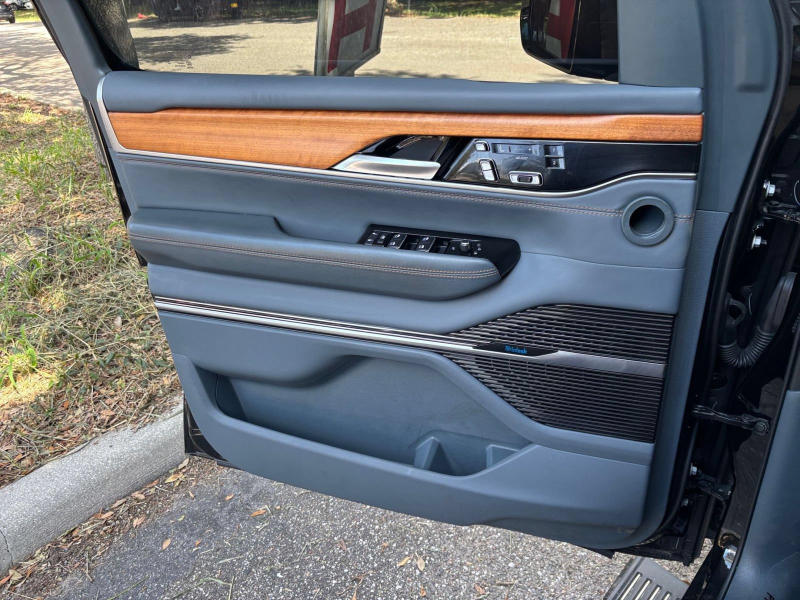 Used 2023 Jeep Grand Wagoneer Series II AWD/4WD image 18