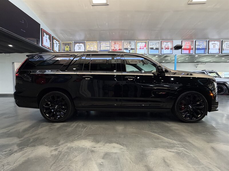 Used 2026 Cadillac Escalade ESV V w/ LPO, ONYX Package AWD/4WD image 4