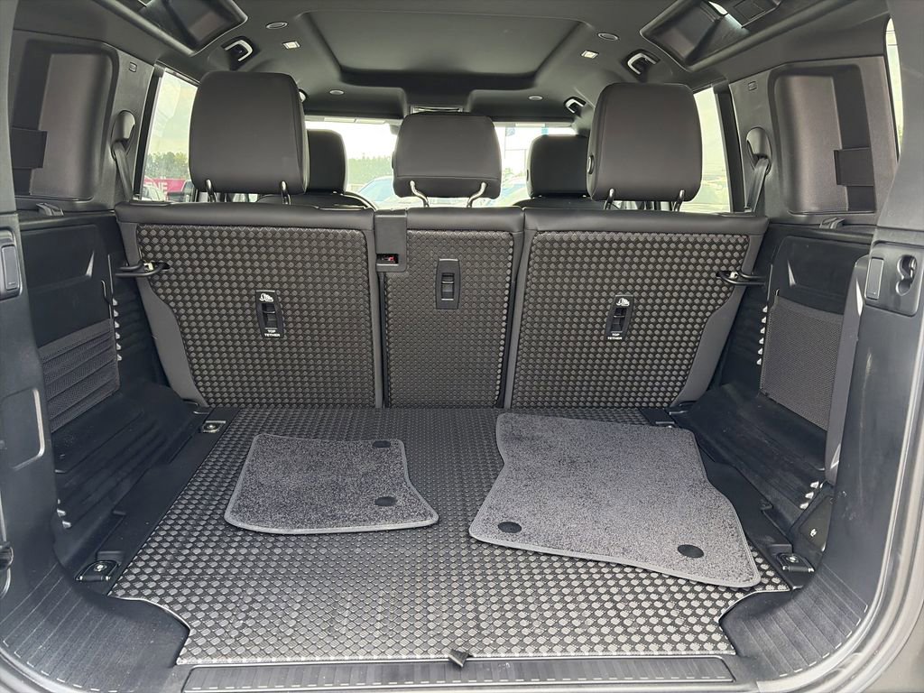 Used 2025 Land Rover Defender 110 S image 34