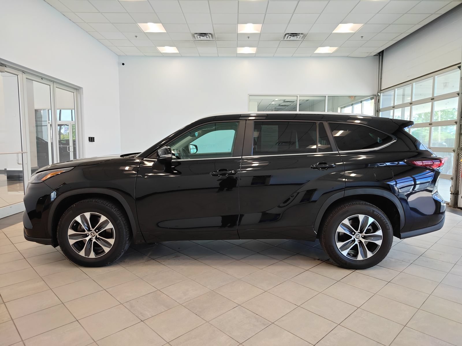 Used 2024 Toyota Highlander XLE FWD image 6