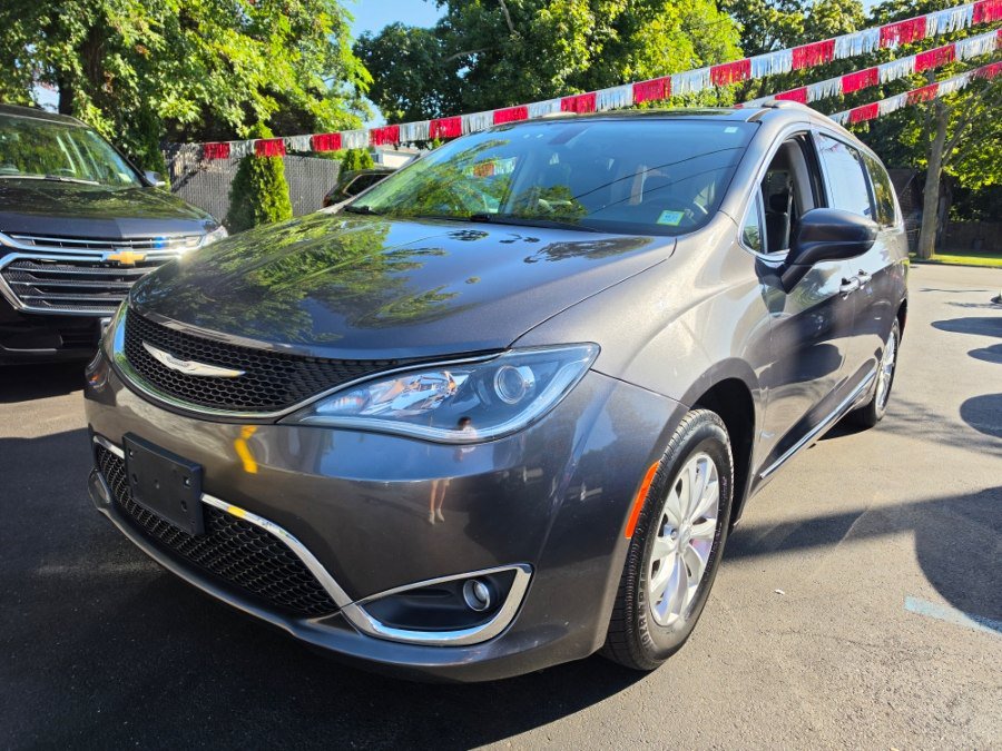 Used 2017 Chrysler Pacifica Touring-L FWD image 1